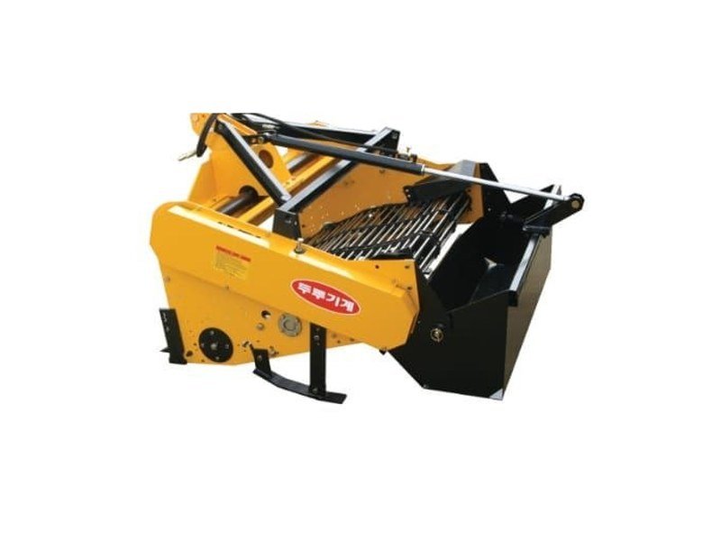 Recogedora de piedras KAMICO DR-1800TN, remolcada por tractor, con la criba de varillas que separa las piedras y la tolva de descarga