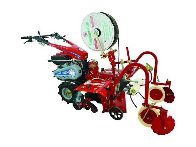Motocultor TKC1000B con carrete de cinta de goteo, discos y formador de camas