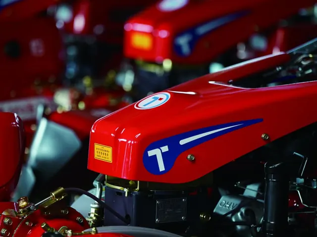 Fila de motocultores rojos nuevos, vista de cerca del capó