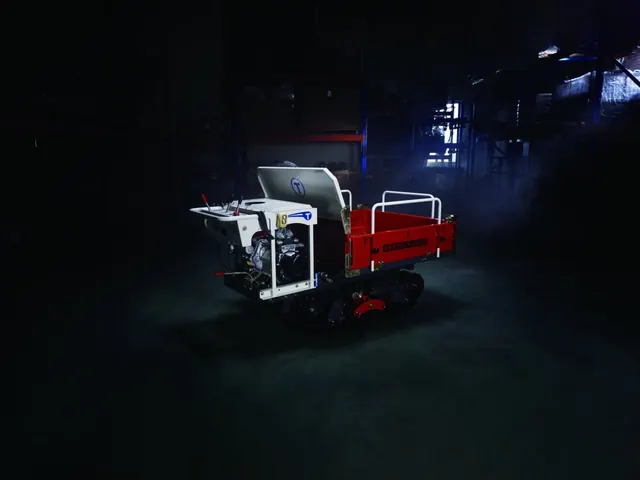 Transportador sobre orugas iluminado en un almacén oscuro