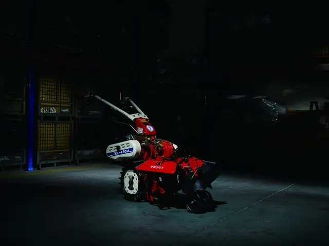 Motocultor con fresadora iluminado en un almacén oscuro