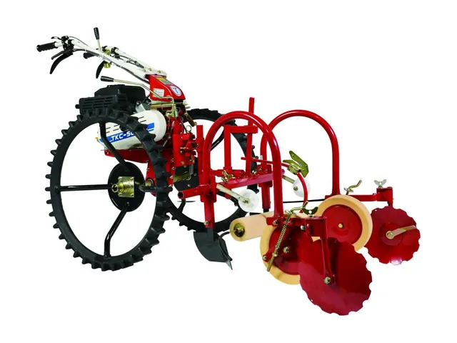 Motocultor con rueda de hierro, formador de camas y discos
