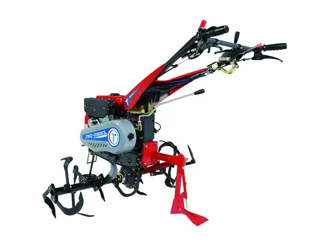 Motocultor con cultivador de púas y surcador