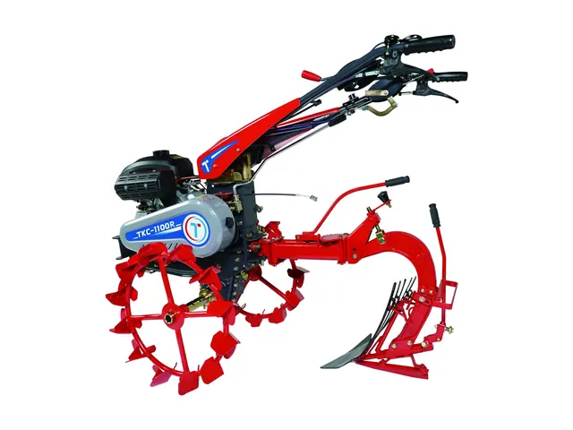 Motocultor con ruedas de hierro y arado de vertedera