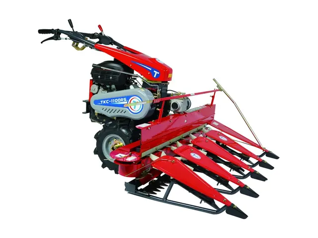 Motocultor con barra segadora frontal para cereal