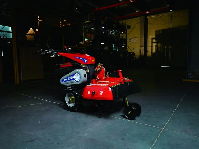 Motocultor con fresadora en una nave industrial en penumbra