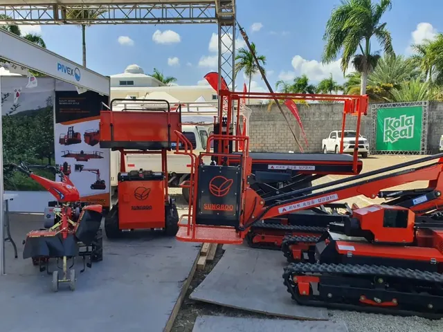 Plataformas elevadoras SUNGBOO y motocultor en el stand de Carlyle / Kamico Dominicana