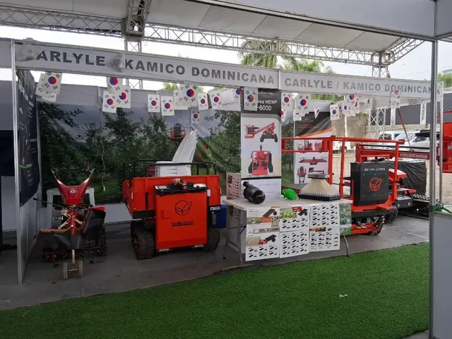 Stand de Carlyle / Kamico Dominicana con motocultor, transportador y plataforma elevadora