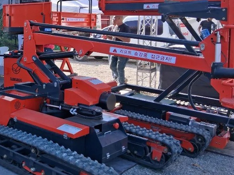 Plataforma elevadora de brazo articulado SUNGBOO SB-6000S sobre orugas para trabajo en altura